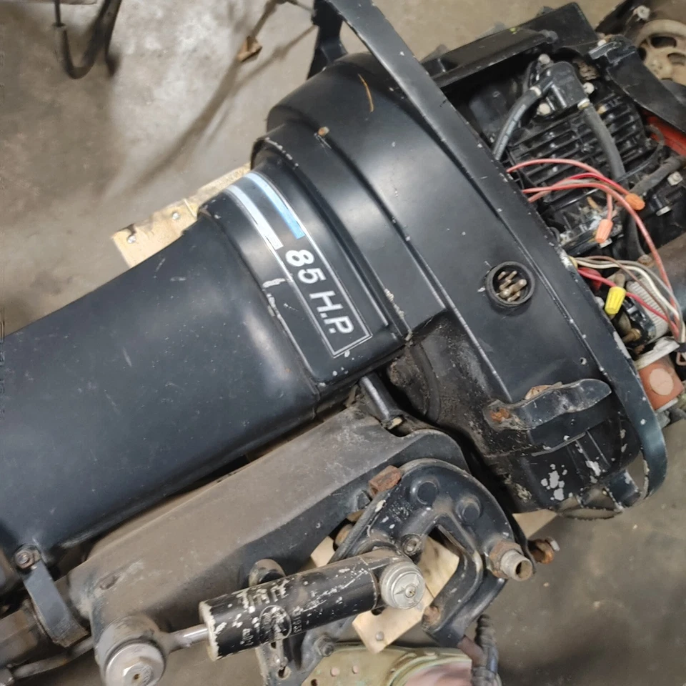 Piezas de motor fueraborda Mercury 85HP de 2 tiempos de colección Foto 3 de 4