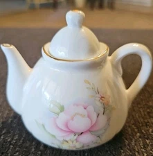 The Leonardo Collection Fine Bone China Mini Tea Pot Water Lily Gold Trim