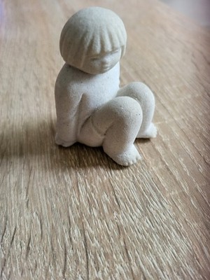 Figur - Marbell - By Stone Art Belgium - Stein Figur -dek- Kind Knie angewinkelt