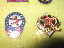 2 SELTENE ALTE HOUSTON ASTROS AMERICAN BASEBALL TEAM EMAILLE PRESSE ANSTECKNADEL ABZEICHEN