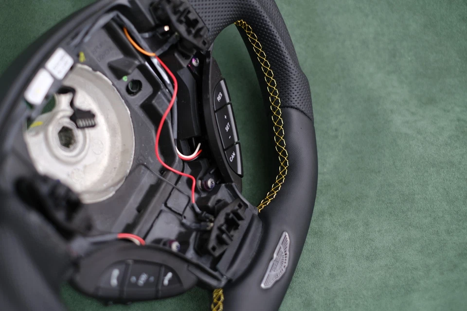 Volante a medida OEM Aston Martin Vantage DB9 DBS RAPIDE VANQUISH ONE-77 Foto 3 de 4