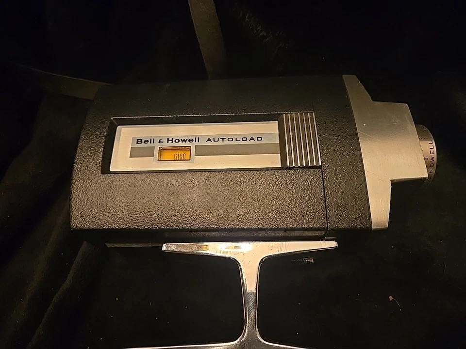 Cámara de cine vintage Bell and Howell G160 con estuche Foto 2 de 4