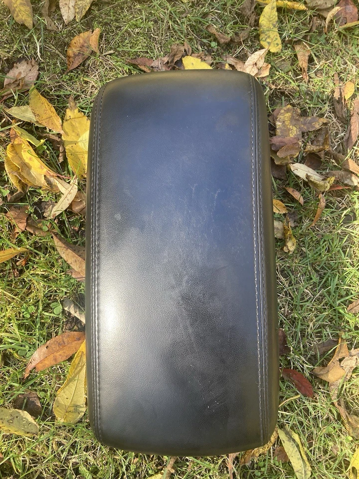 Крышка центральной консоли Jeep Grand Cherokee Dodge Durango 2011-2021 годов выпуска черная кожа от оригинального производителя - Изображение 2 из 4