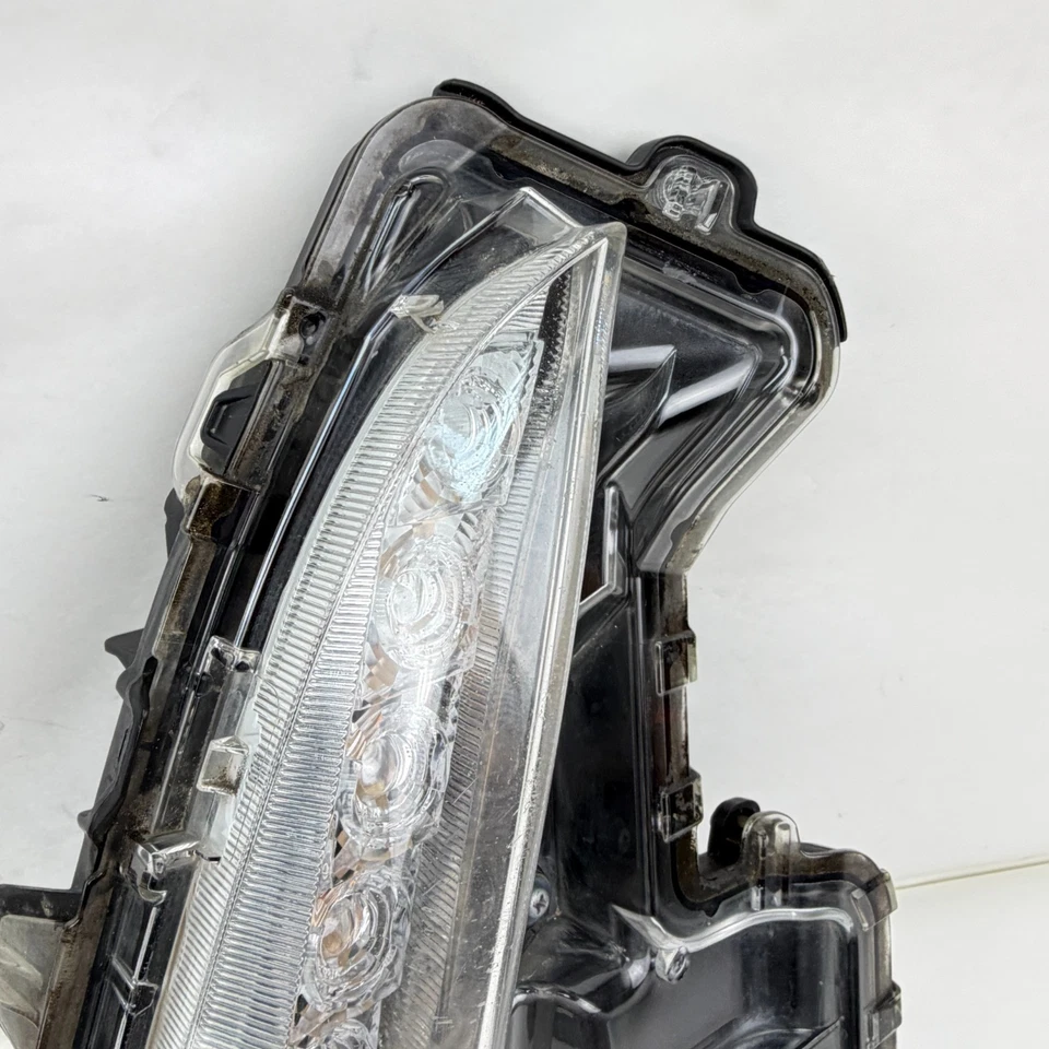 Lámpara de señal antiniebla LED derecha Toyota Prius Prime 2017-2022 OEM 81510-47120 Foto 3 de 4