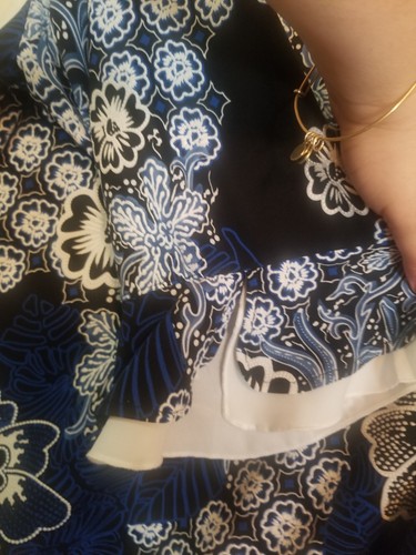 Blusa Alfred Dunner 2X Azul Negro Blanco Floral Texturizada 3/4 Volantes Slv Split - Imagen 4 de 11