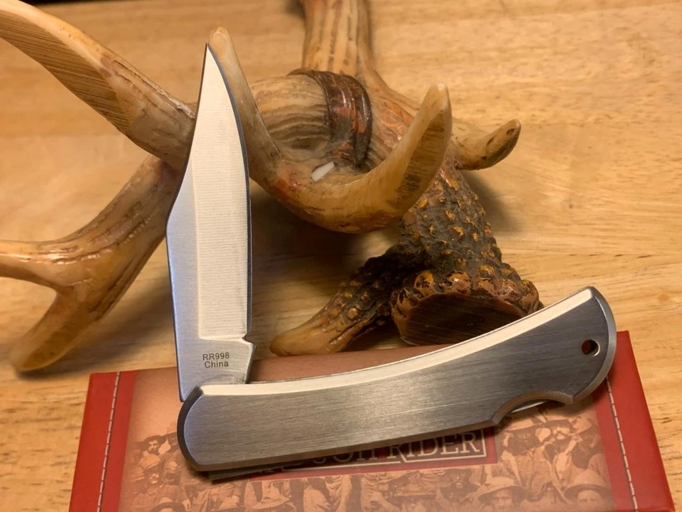 Navaja de bolsillo Rough Rider de acero inoxidable cepillado con bloqueo de 3 3/8" RR998 Foto 3 de 4