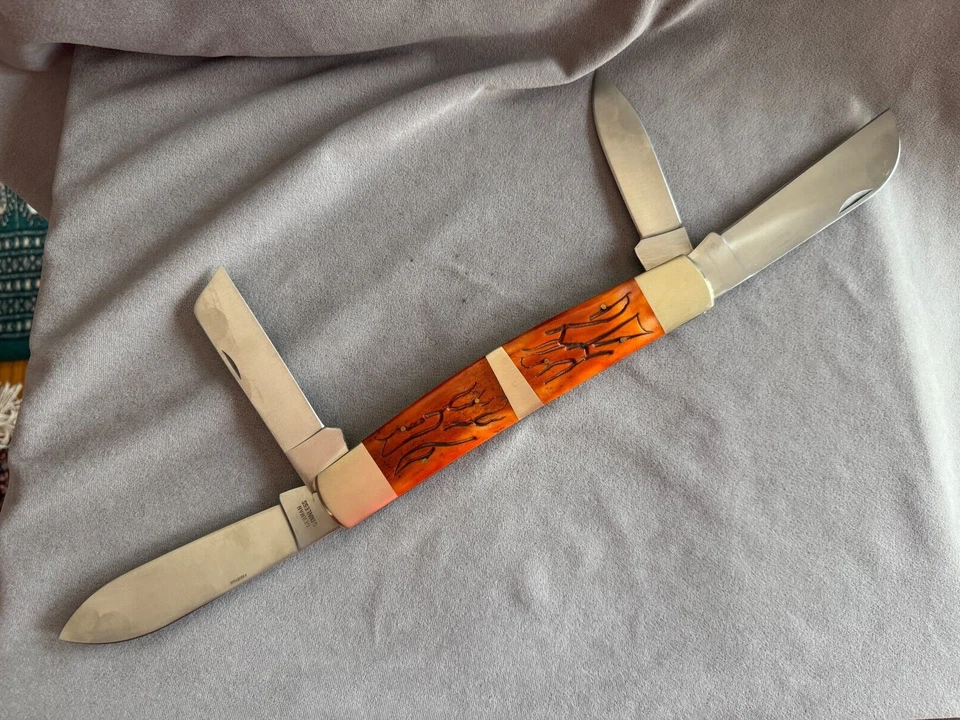 Cuchillo plegable grande de cuatro hojas para cubiertos de escarcha pesada Foto 2 de 4