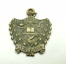 VINTAGE REWARD METAL INSIGNIA SPIES BROSSCHOOL EBLEM FOB COPPER CHARM PENDANT .