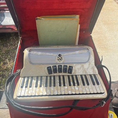 Avanti Accordion 60 s in Pearl with Case Made In Italy RARE AMAZING LOOK AT PICS