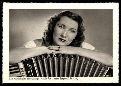 Ansichtskarte Isolde Reh vom Weser Bergland Theater mit Akkordeon, Musikerin 