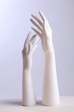 weiße Dekohand Schmuckhand Hand Hände Schaufensterpuppe  Präsentation weiblich