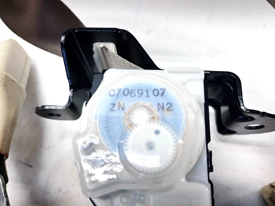 07-12 LEXUS LS460 REAR CENTER MIDDLE SEATBELT SEAT BELT RETRACTOR OEM - Image 4 of 4