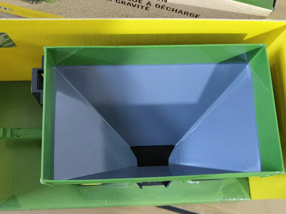 ERTL #45327 John Deere Gravity Wagon 1/32 Die-Cast not taken out of Box - Image 3 of 4