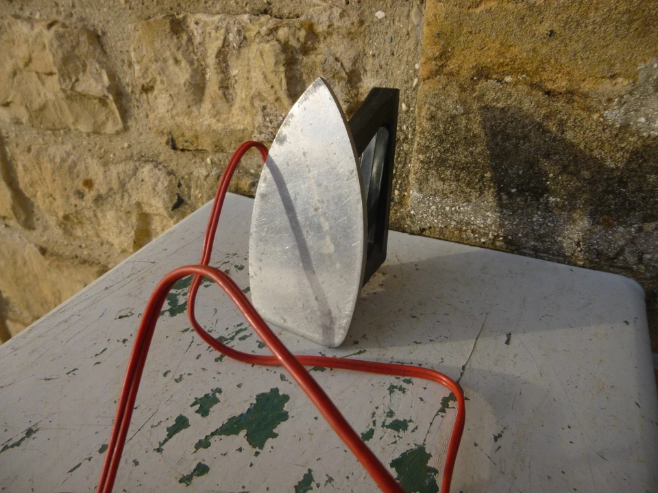 Ancien petit fer à repasser électrique - Photo 2/3