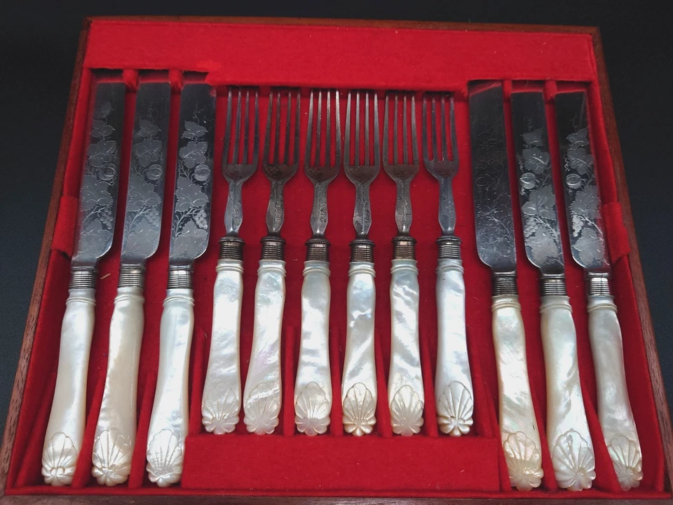 Antikes Besteck-Set, mit Perlmuttgriff, 12-teilig - Bild 2 von 4