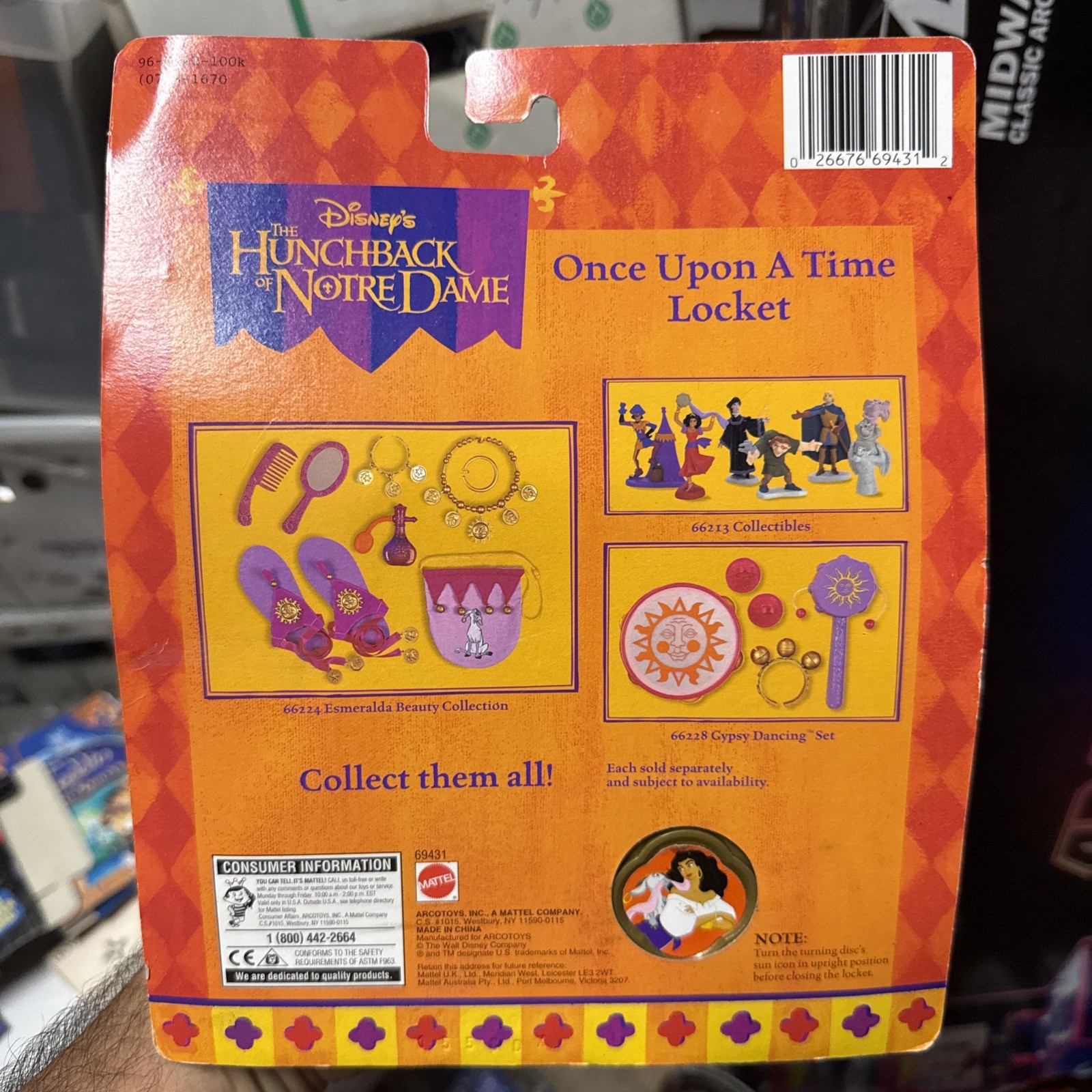 Vintage Disney Hunchback Of Notre Dame Once Upon A Time Locket Miniature Playset