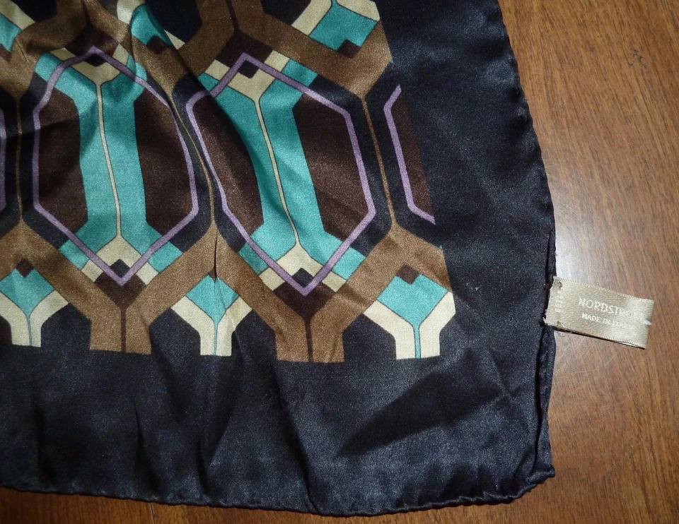 BUFANDA DE SEDA NORDSTROM - 60 x 16" - PATRÓN GEOMÉTRICO AZUL/MARRÓN/LAVANDA Foto 2 de 3