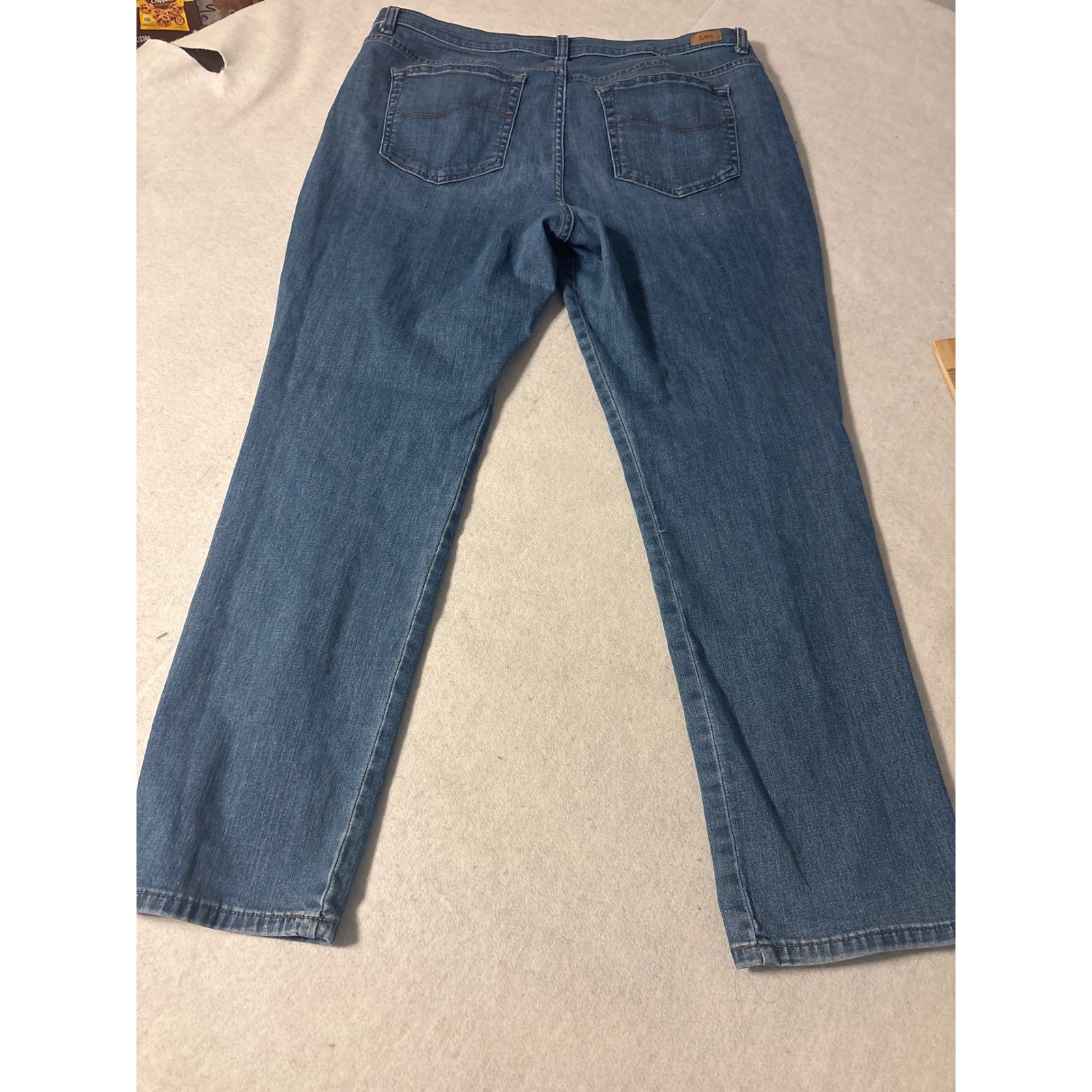 Lee Straight Leg Jeans Womens 18 Medium Wash Blue Denim Mid Rise Classic 38x28 thumbnail 13