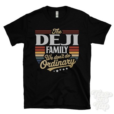 THE DEJI FAMILY WE DON'T DO NORMAL T-SHIRT Nachname Wappen Clan Name Papa Geschenk