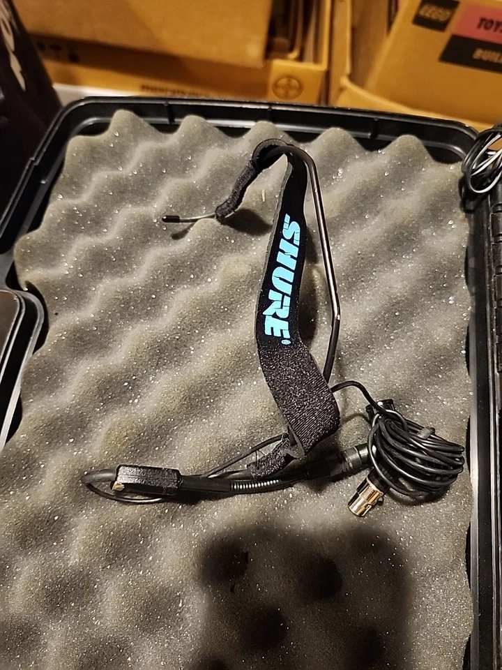 Shure Wireless Microphone System Receiver & Transmitter With Mic. Sold As Is - Image 2 of 4