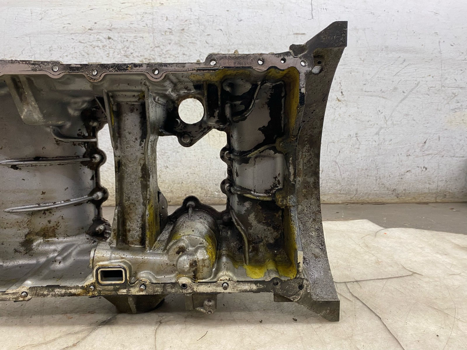 2020-2025 ASTON MARTIN DBX OEM 4.0L UPPER ENGINE OIL PAN 1770108904