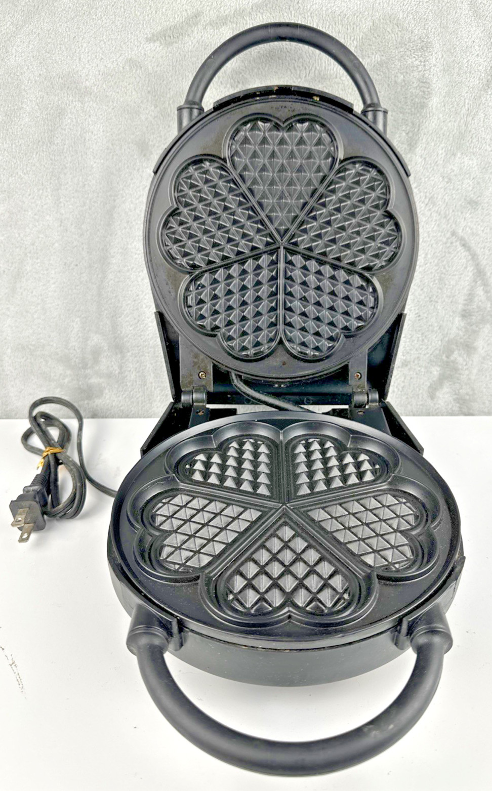 VillaWare Perfect Waffler Professional 7" Heart Shaped Waffle Maker V3100 TESTED