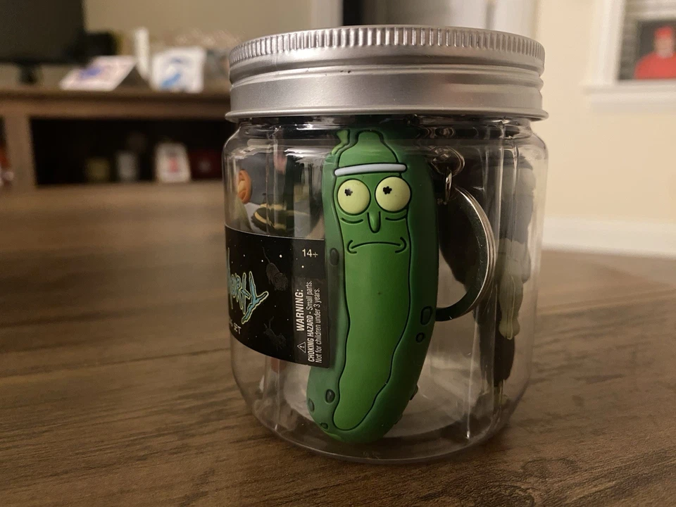 SDCC 2018 RICK & MORTY LLAVERO PEPINILLO TARRO SET MONOGRAMA (exclusivo de cómic) Foto 2 de 4