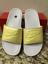 Sandalias Nike Benassi JDI para mujer talla 10 blancas amarillas 343881-110