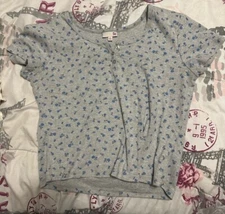 gray so fitted top with blue flowers