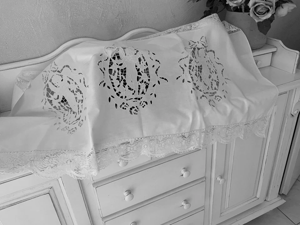 Linge Ancien Dessus De Commode Chemin De TaBle Brodé D’angelots  Et Dentelle - Photo 2/4