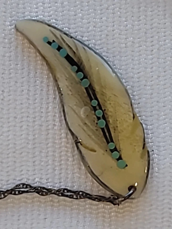 Cadena rellena de oro amarillo de 14k 1/20 con colgante de pluma esmaltada en hueso artesanal Foto 3 de 4