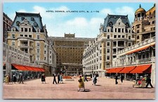 Postal cuadrangular vista césped y edificio Hotel Dennis Atlantic City Nueva Jersey