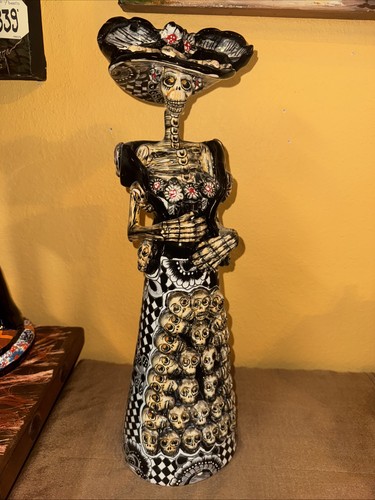 Mexikanische Talavera Catrina Tag der Toten Volkskunst - schwarz & weiß Totenkopf Kleid 24"