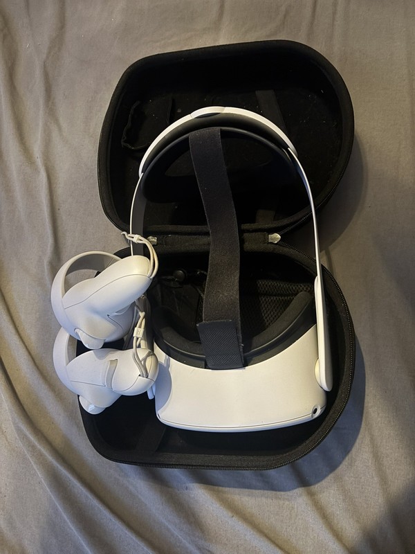 OCULUS QUEST 2 - 128GB With Controllers + Elite strap replacement + Hard Case