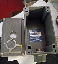 SQUARE D 9001-SKY1 HEAVY DUTY 1 PUSH BUTTON ENCLOSURE WITH SELECTOR SWITCH NOS