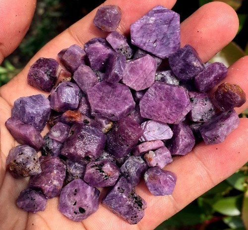 Espécimen de prismas hexagonales cristal de corindón púrpura natural 100 g HG001 - Imagen 9 de 12