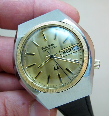 ケンBulova Accutron 未使用品　電池切れ　ジャンク ケン様専用Bulova Accutron 未使用品 電池切れ ジャンク - メルカリ