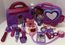 Doc McStuffins Rockin' Doc Sing Along Boom Box & Borsa Medici con Strumenti