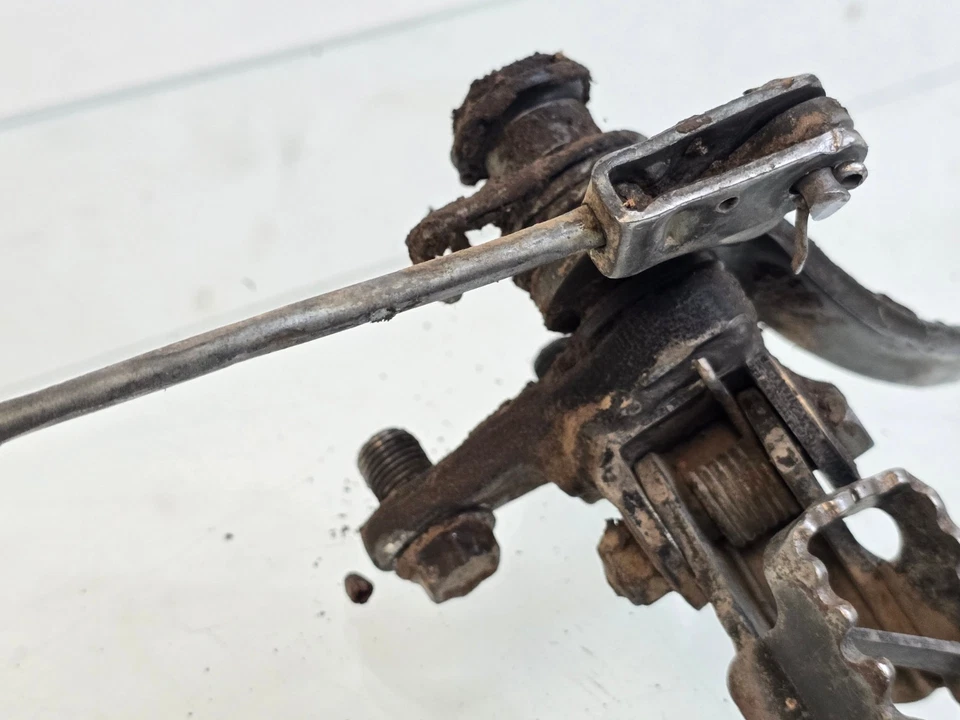 Yamaha IT465 1981 estriba con pedal de freno trasero y varilla con hardware Foto 4 de 4