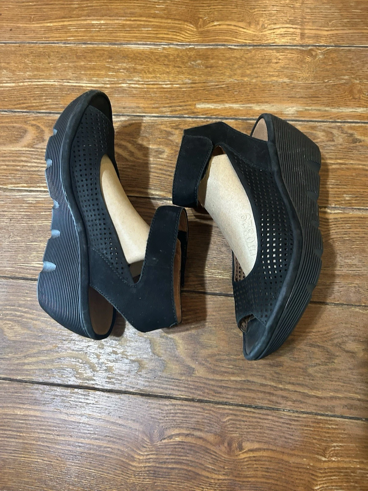 Sandali Clarks Reedly Salene in nabuk con zeppa e cinturino alla caviglia neri da donna taglia 9 5