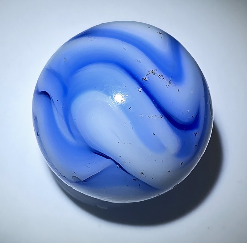VINTAGE RAVENSWOOD BLUE WHITE SWIRL MARBLE .73" #198