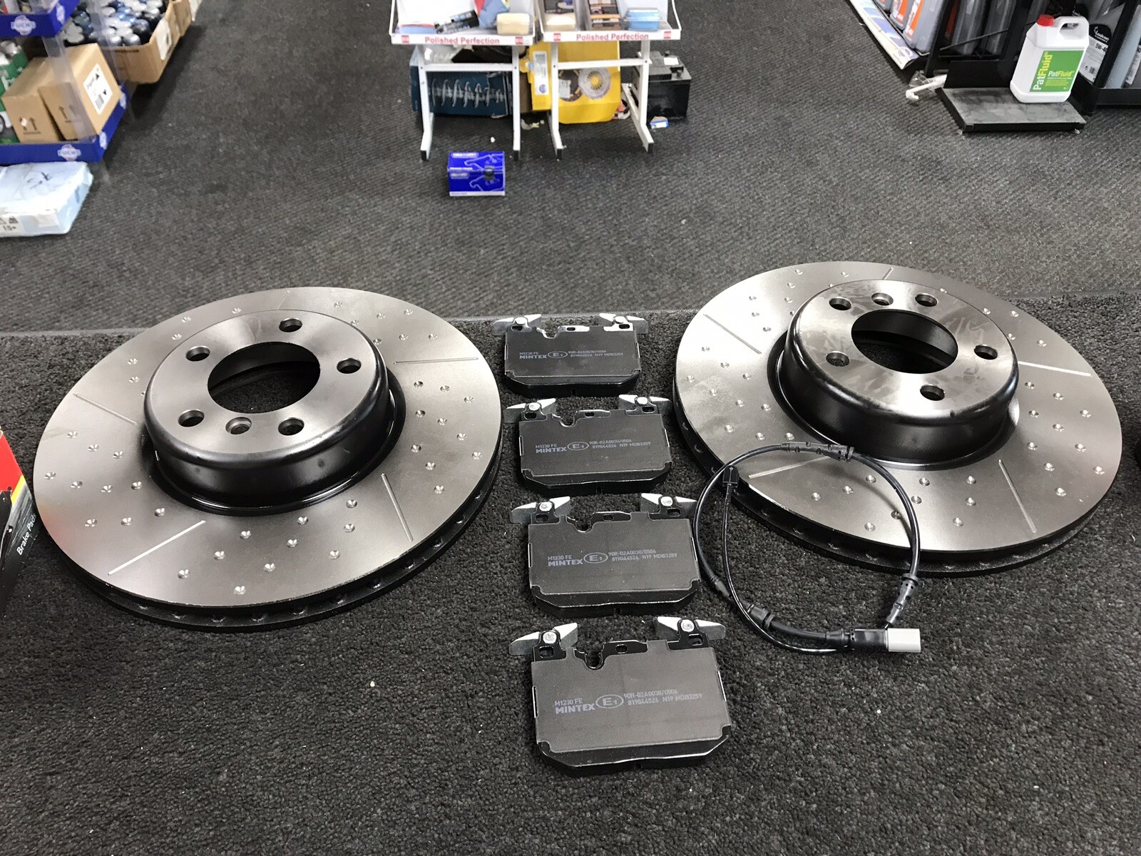 BMW 335D 335i F30 DIMPLED GROOVED BRAKE DISC MINTEX BRAKE PAD FRONT