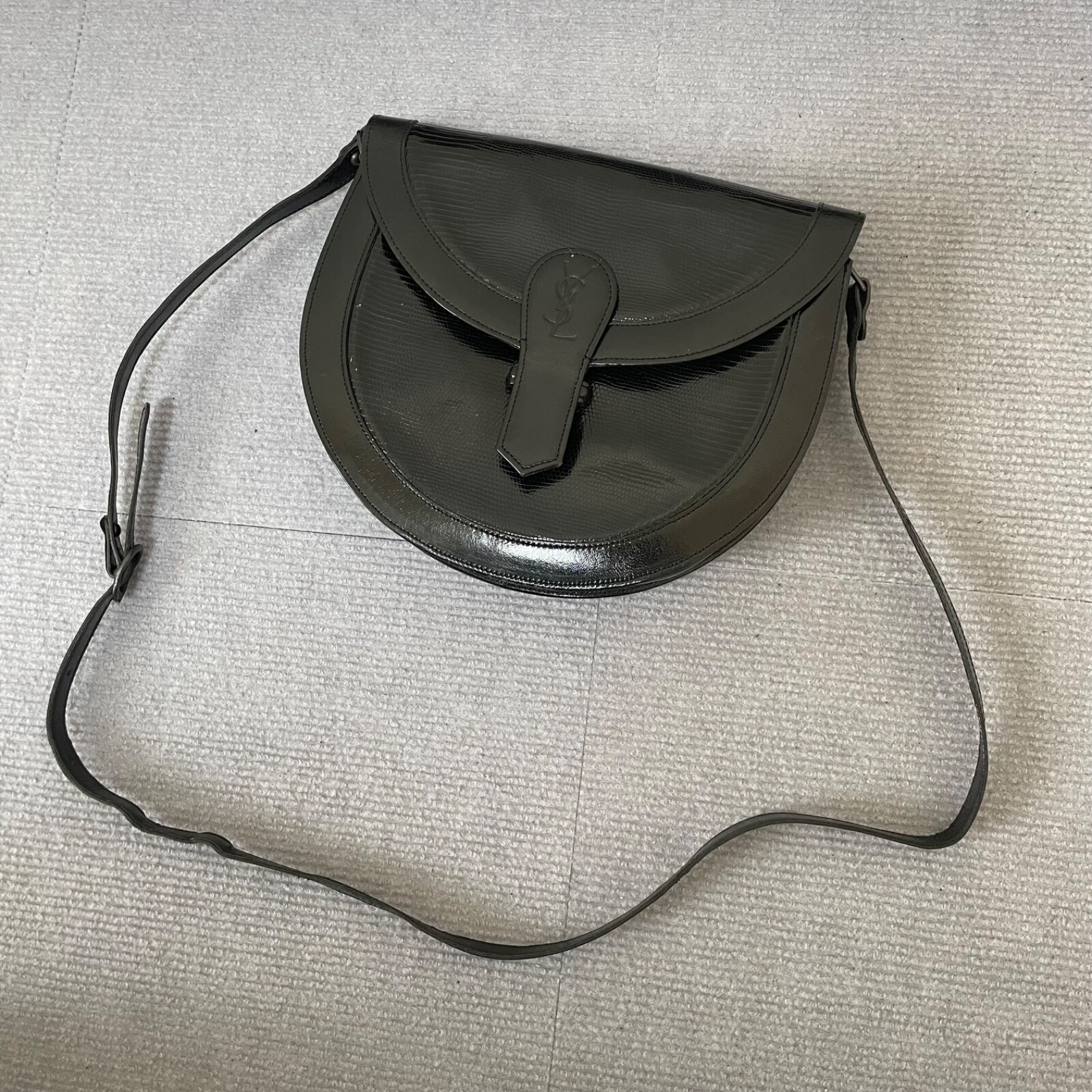 Borsa a tracolla Yves Saint Laurent logo Cassandra lucertola in rilievo nero