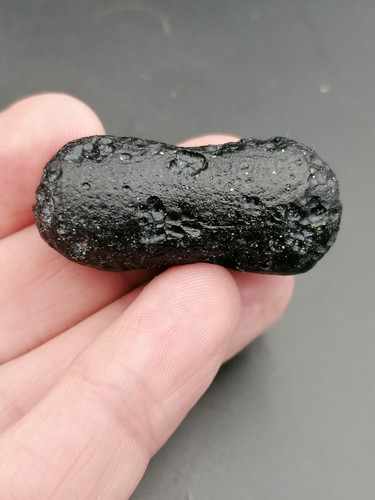 Beautiful Tektite Indochinite Dumbbell 21,69g / 4,3cm Meteorite Impact Glass - Picture 8 of 13