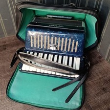 Yamaha tenor accordion T-32B 32 keys with case