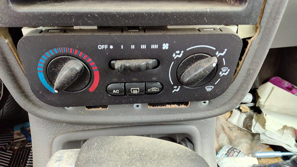 Módulo de control de temperatura Saturn L100 2000-2005 en tablero calentador unidad principal de CA fabricante original Foto 2 de 4