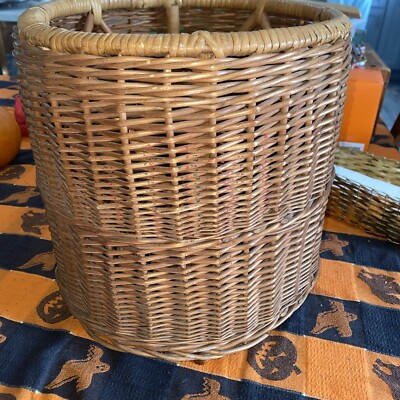 VTG Wicker Round Footed Storage Basket/ Planter Boho Farmhouse MCM Decor 13.5''t