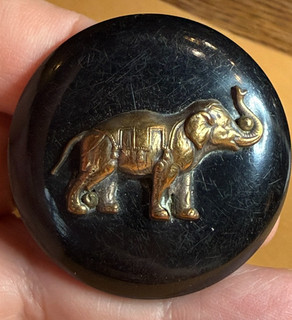 GRAND BOUTON COLLECTION MODE éléphant métal sur bouton noir 4.2 cm