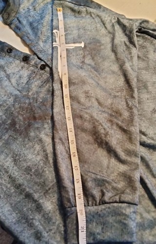 Camisa azul variada de manga larga grande para hombre con cruz de uñas en la manga superior izquierda - Imagen 6 de 10