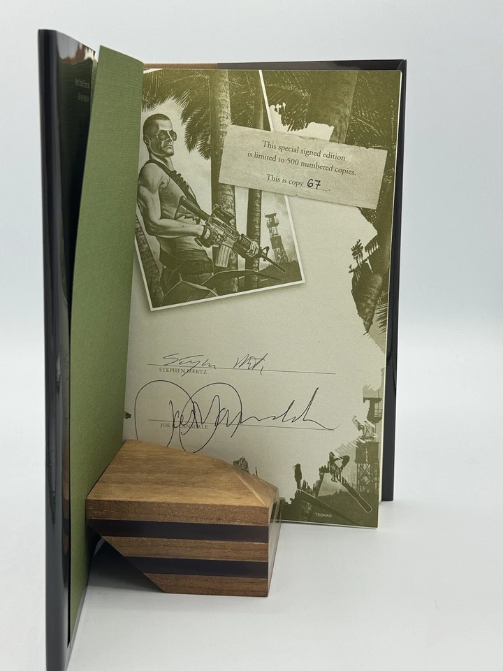 Подписано Ltd. Издание | M.I.A Hunter от Joe R. Lansdale и Stephen Mertz - Изображение 2 из 3